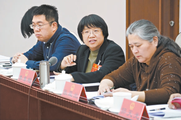建言獻策 1月25日下午，出席市十六屆人大四次會議的代表分團審議政府工作報告，審查市“十五五”規劃綱要草案。朝陽團代表李東梅就助殘設施建設及相關法律法規提出自己的建議。