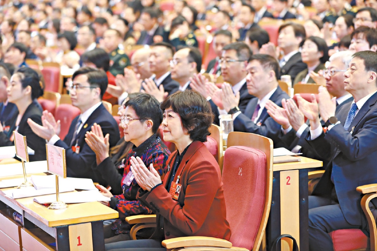 熱烈鼓掌 1月25日上午，在市十六屆人大四次會議開幕會上，政府工作報告中關於一年來改善民生方麵取得的成就，得到了代表們的充分肯定。