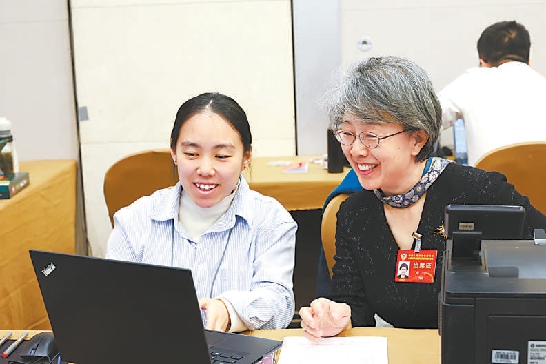 提交提案 1月25日中午12點是市政協十四屆四次會議提案提交截止時間，委員們在此之前來到提案組提交提案。