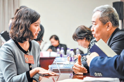 在市政府外辦谘詢台，苗綠委員（左）進行谘詢。