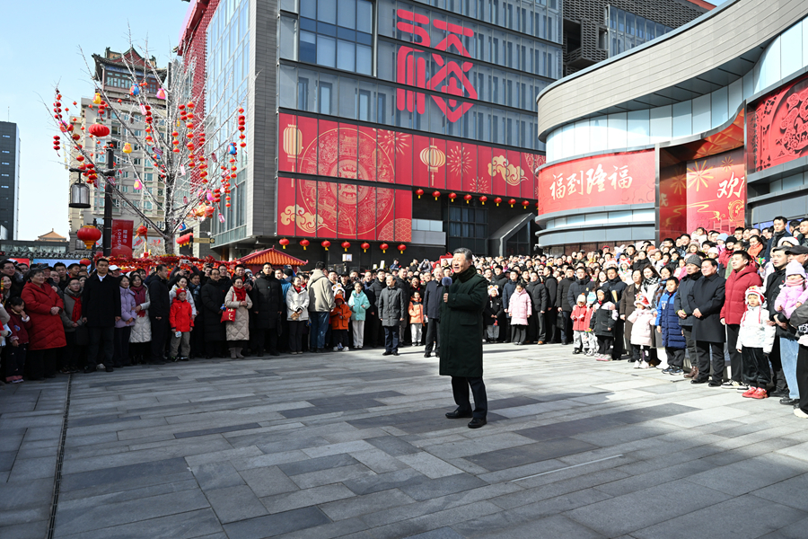 2月9日至10日，中共中央總書記、國家主席、中央軍委主席習近平在北京考察並看望慰問基層幹部群眾。這是10日上午，習近平在東城區隆福寺街區新春市集考察時，同現場群眾親切交流。
