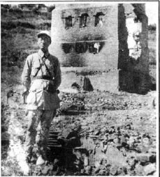 汪之力在被攻克的日寇堡壘前留影。