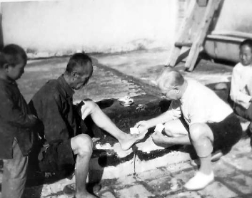 正在貝家花園內給村民治病的貝熙葉。