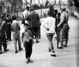 1939年，貝熙葉和北安河的八路軍在一起。中間背影為貝熙葉。