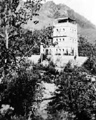 當年，貝家花園中的碉樓是貝熙葉的免費診所，這裏藏過給八路軍的藥。如今，碉樓依然矗立在蒼鬆翠柏間。