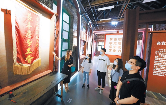 二七廠百年老廠區如今成了二七廠1897科創城，為周邊居民提供嶄新的城市生活空間。圖為周圍居民在參觀展覽。