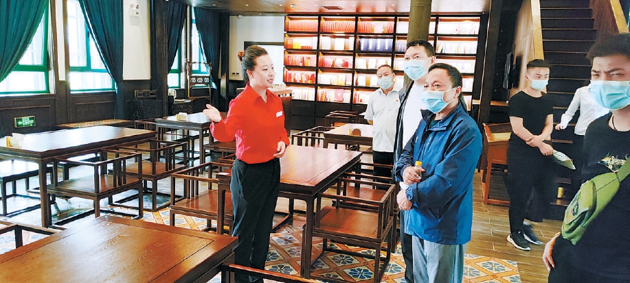 遊客到來今雨軒參觀。