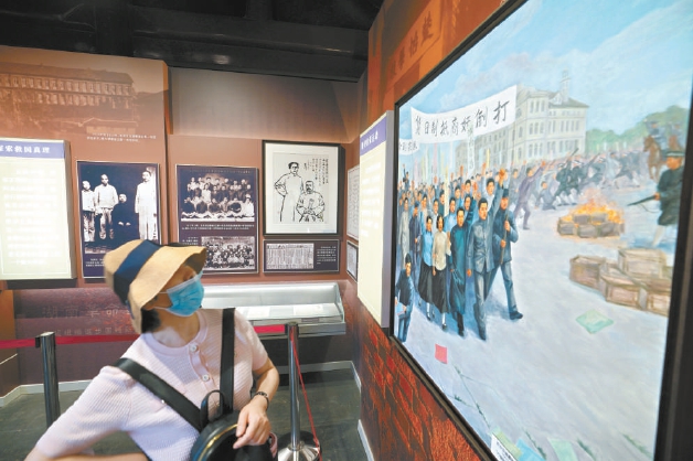 圖為參觀者正在慈悲庵觀看展覽。