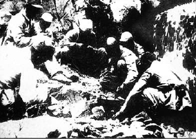 抗日軍民挖野菜度荒