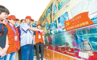 2018年，順義區焦莊戶村村史館內，黨員們為參觀者講述抗日戰爭時期開展地道戰的曆史。