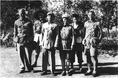 林邁可(左一)等人通過秘密交通線到達平西抗日根據地