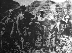 八路軍戰士在十渡西莊幫助老百姓秋收