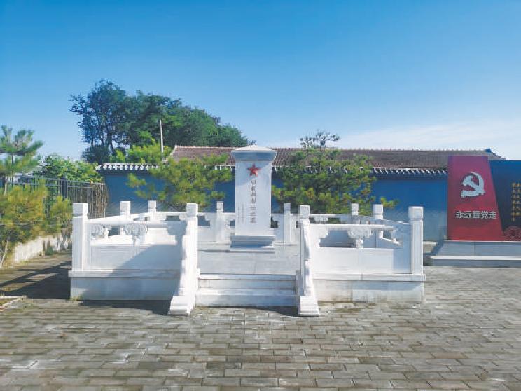 位於長子營革命鬥爭紀念館內的田載耕烈士墓