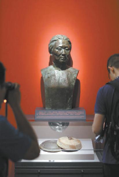 2015年8月14日，在中國人民抗日戰爭紀念館，觀眾們在英雄母親鄧玉芬的塑像和她使用過的炊具前駐足觀看