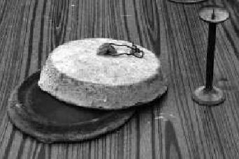 鄧玉芬在抗戰時期使用過的油燈和給八路軍戰士做飯的炊具。