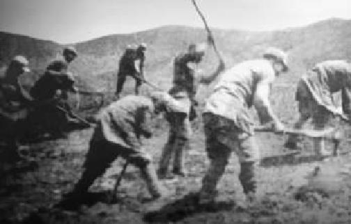 1943年春，平北根據地軍民開展大生產運動。