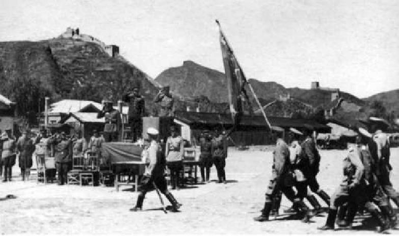 1945年9月13日，八路軍與蘇聯紅軍在古北口舉行接受日軍投降儀式。