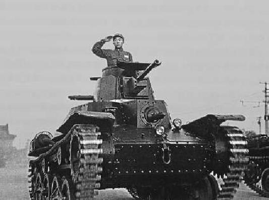 檢閱台前，坦克部隊指揮員向閱兵首長敬禮。