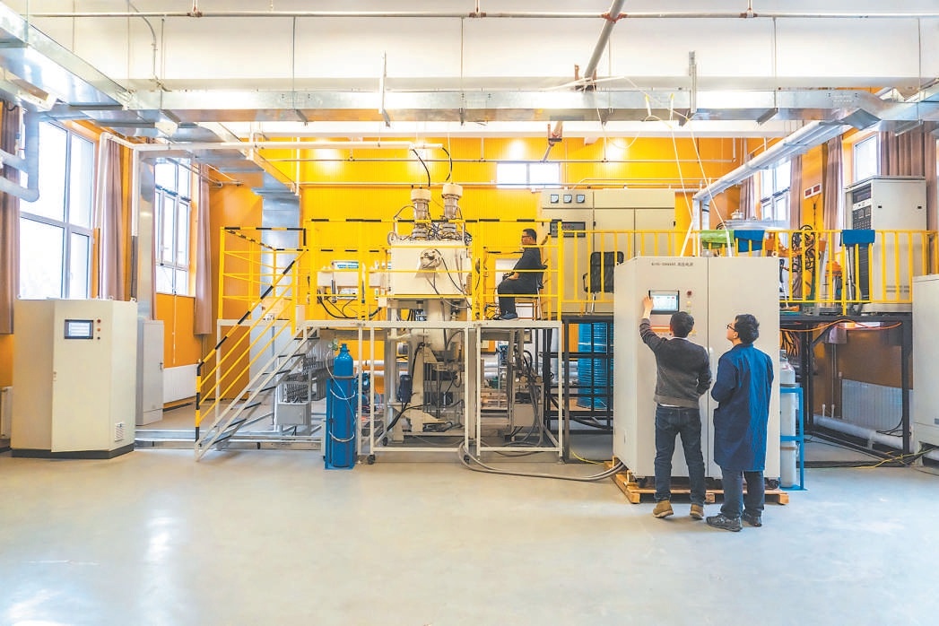 在北京理工大學唐山研究院新型多元複雜特種合金實驗室,科研人員正在操作400kW 級電子束冷床熔煉爐。 在北京理工大學唐山研究院新型多元複雜特種合金實驗室,科研人員正在操作400kW 級電子束冷床熔煉爐。