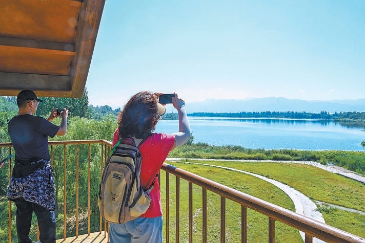 河北懷來官廳水庫國家濕地公園環境優美，眾多遊客來此樂享生態。