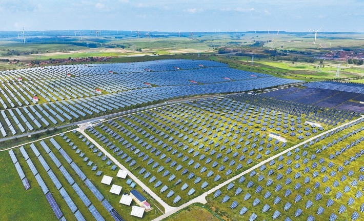 在張北縣，大片光伏板產出了源源不斷的綠電。