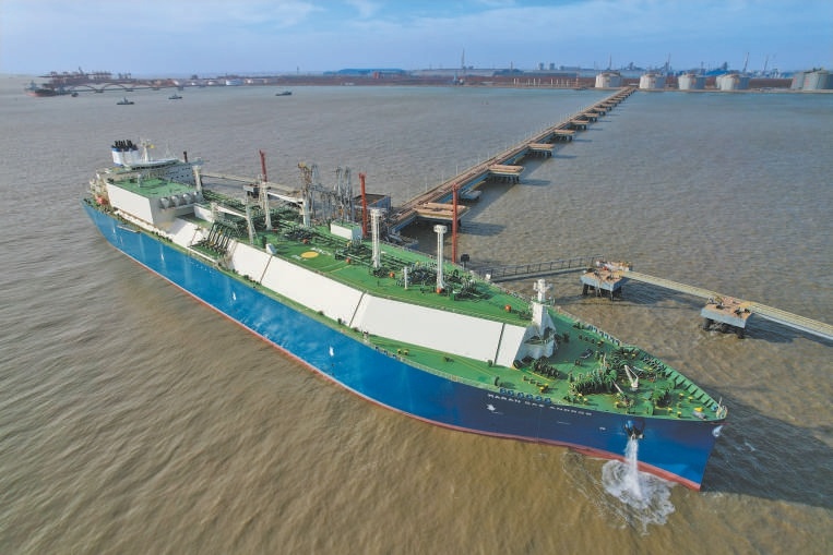 滿載液化天然氣的巨輪停靠唐山LNG接收站碼頭。 滿載液化天然氣的巨輪停靠唐山LNG接收站碼頭。