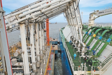 唐山LNG接收站接卸作業。 唐山LNG接收站接卸作業。