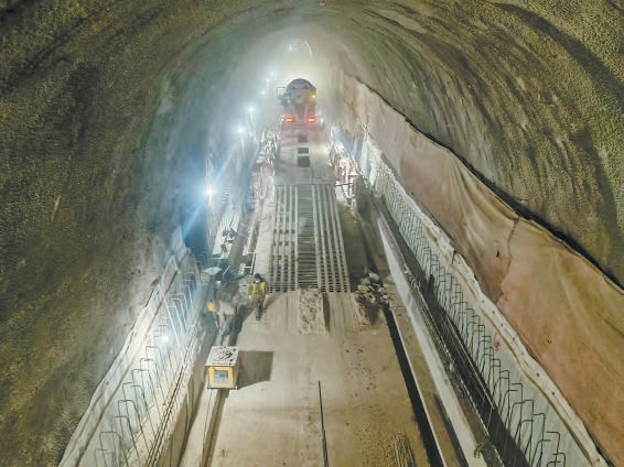 太錫鐵路荷包隧道外冰天雪地，但是智能溫控係統保證了工人在隧道內溫暖作業。