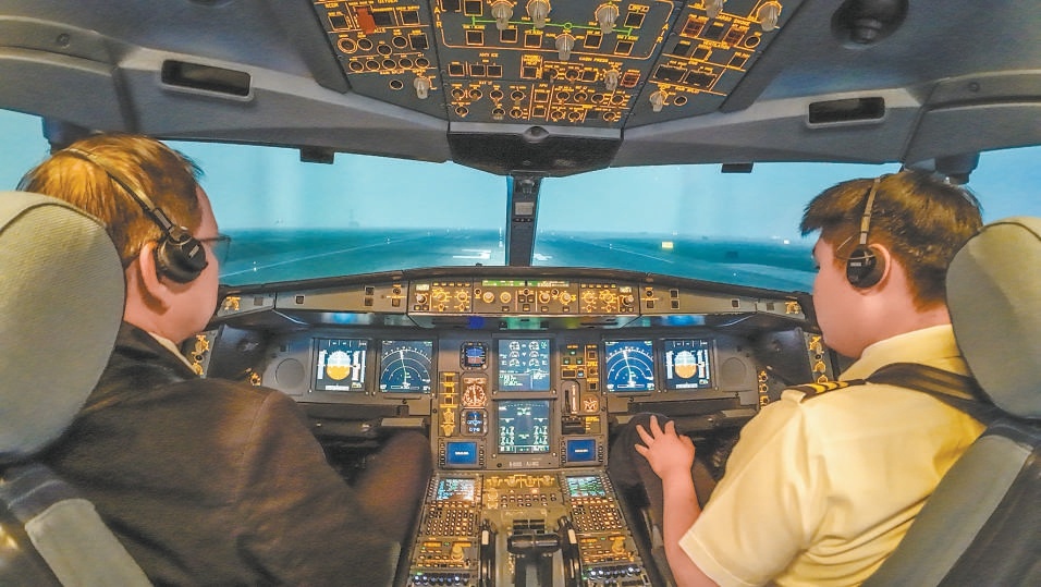 在臨空經濟區(廊坊),空客A330型模擬機內飛行員在進行培訓。 在臨空經濟區(廊坊),空客A330型模擬機內飛行員在進行培訓。