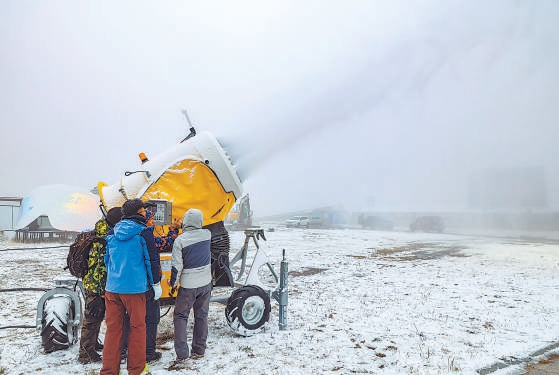 崇禮的滑雪場正在造雪。