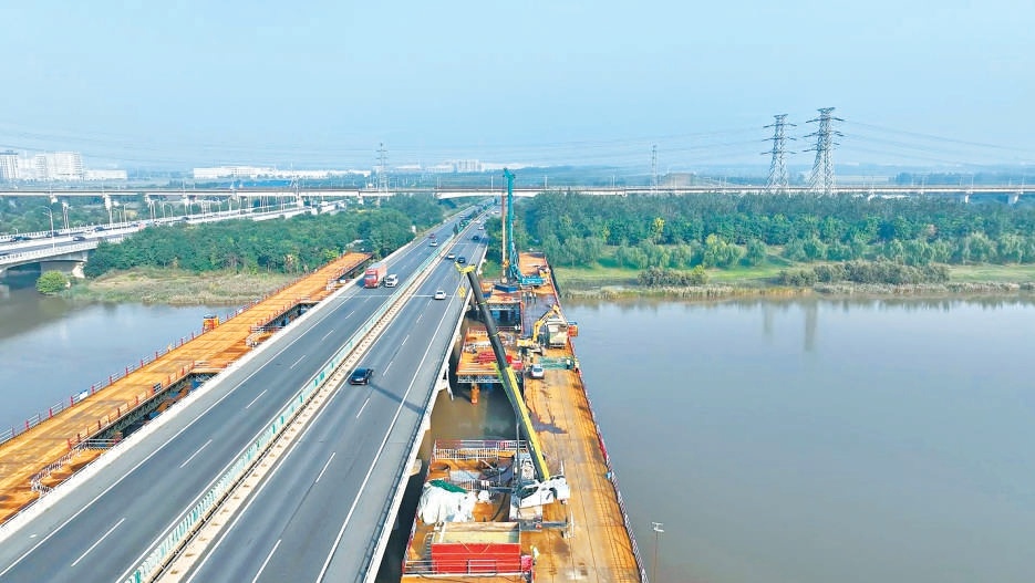 京津塘高速公路改擴建工程施工正酣。