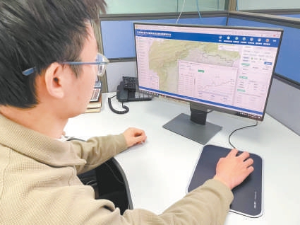 12月4日，工作人員通過華北地區地下水超采綜合治理信息管理係統監測地下水治理情況。