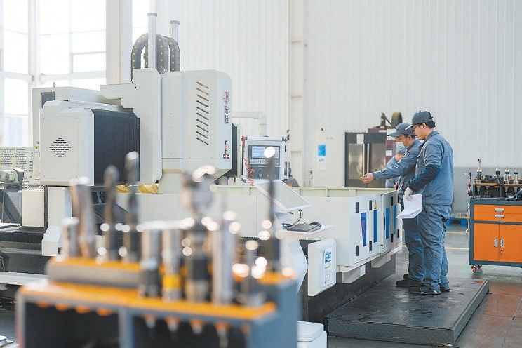 唐山百川機器人共享智能製造工廠內,工人在加工機器人零部件。 唐山百川機器人共享智能製造工廠內,工人在加工機器人零部件。