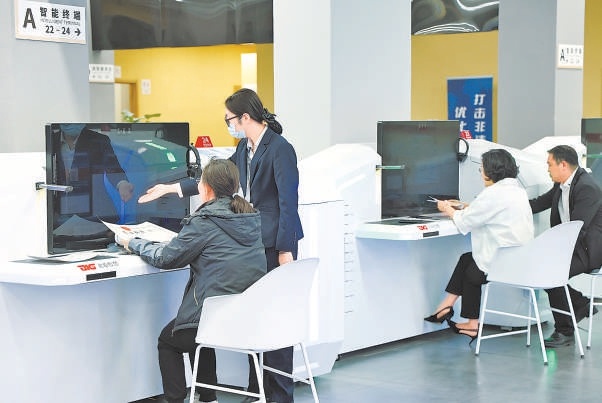 通過智能政務終端，辦事人可在十分鍾內辦結大多數事項。