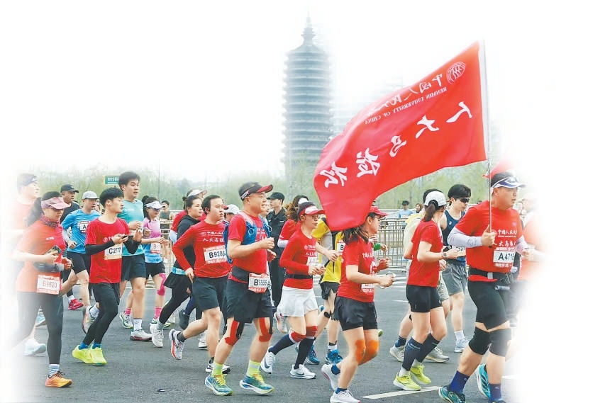 中國人民大學校友馬拉鬆跑團經過燃燈塔。
