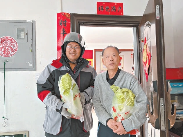 “玉見騎士”上門送愛心蔬菜。