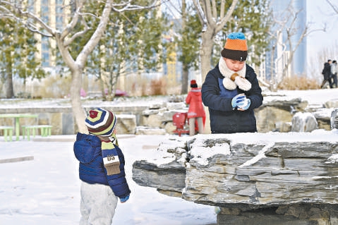 西海子公園南區拆除圍欄，市民逛公園更加便利。