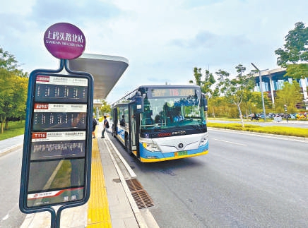 T116路停靠在北京城市圖書館附近。