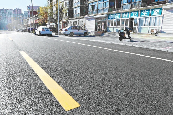 駕校中路改造完成後，路麵平整寬闊，開車走路安全又舒心。