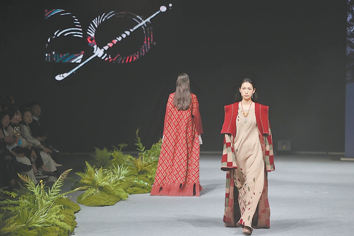 北服本科生畢業作品展開幕式上的時裝秀。