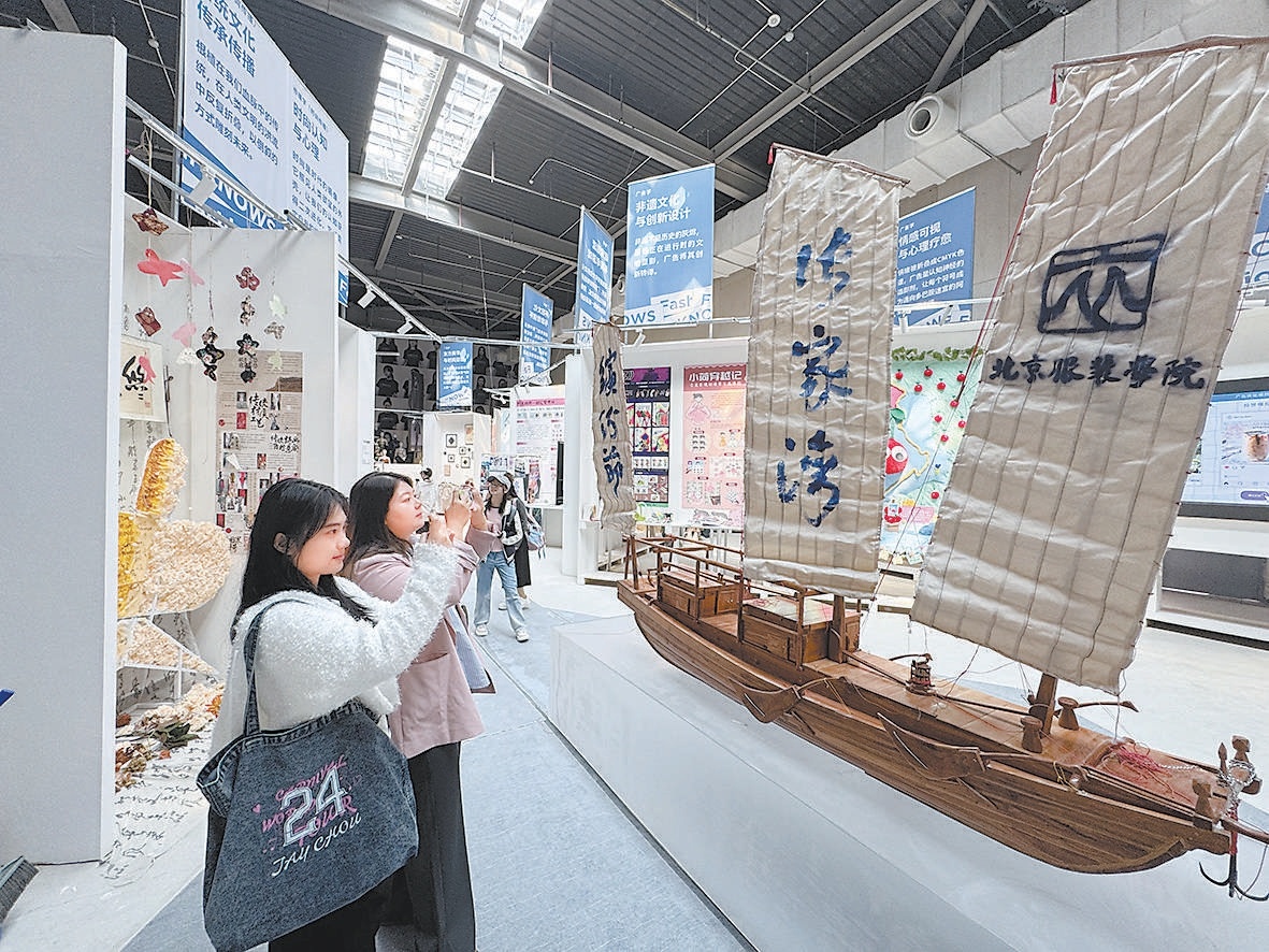 武若晗製作的漕運駁船，吸引不少參觀者拍攝。