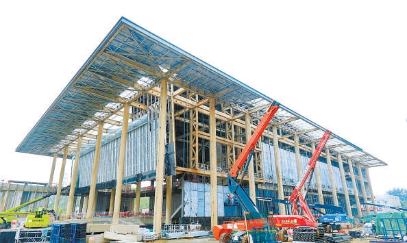 清華通州項目近零能耗建築千人報告廳正在進行外幕牆施工。