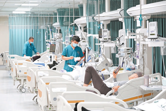 在北京安貞醫院通州院區急診危重症中心，醫護人員正在照護病人。