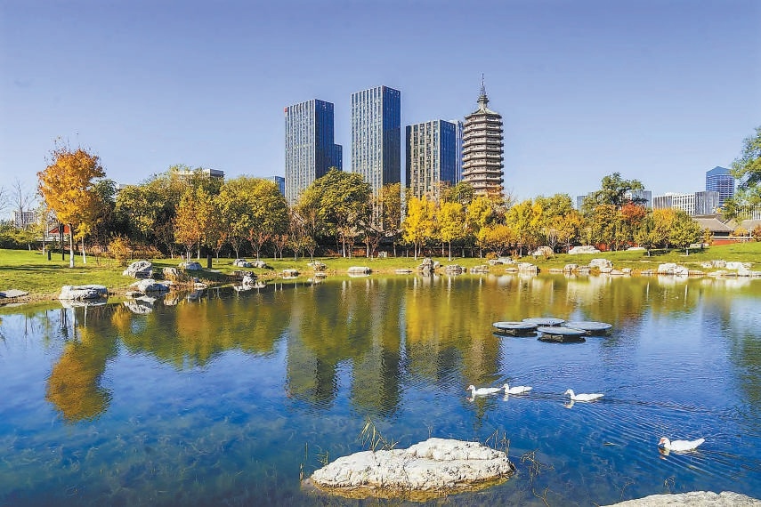 燃燈古塔與運河商務區高樓交相輝映。