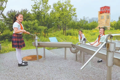 小朋友體驗老式壓水井。