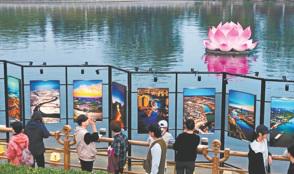 大光樓碼頭旁的《“橋”見北京》水上專題攝影展，向觀眾呈現大運河的光影與生活氣息。