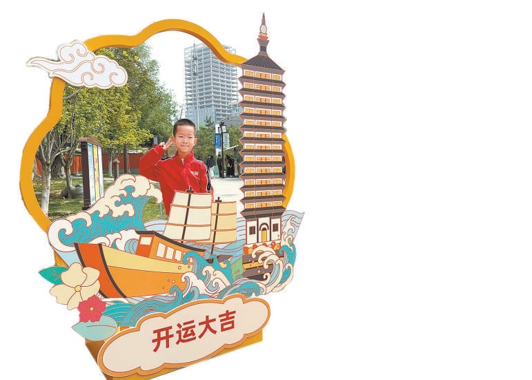 大運河文化推廣活動現場，小朋友在打卡點拍照留念。