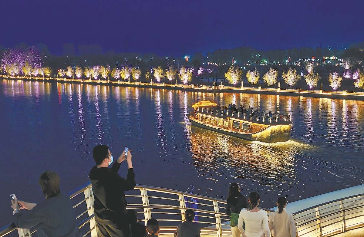 在大光樓碼頭上演的大運長歌光影秀現場，遊客化身“曆史追光者”，在光影交織中感受副中心的迷人夜色。