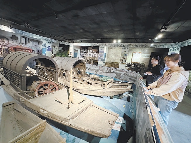 木作博物館裏的運河船。