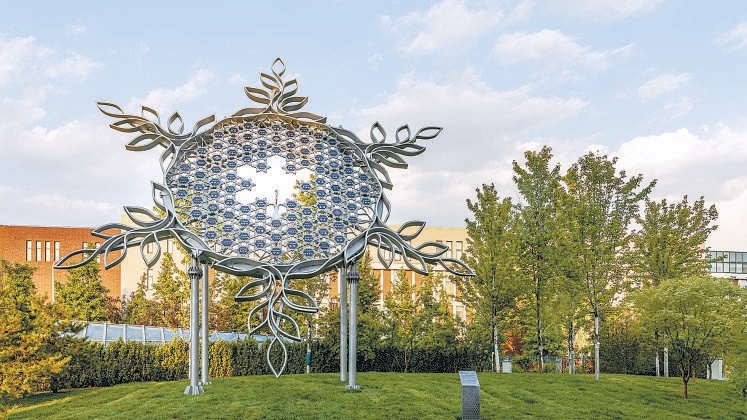 2022年北京冬奧會主火炬台“雪花”藝術裝置矗立在台湖舞美藝術博物館前。